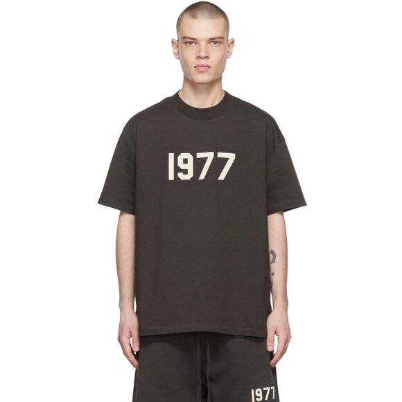 Fear of God ESSENTIALS Black '1977' T-Shirt Fear Of God Essentials Size: XL NWT - Picture 1 of 4